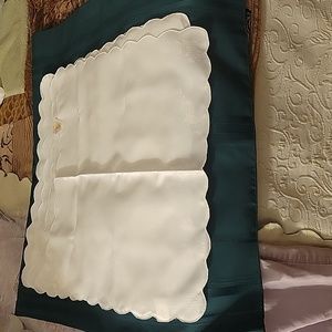 (4) Dupont 100% Scalloped Placemats